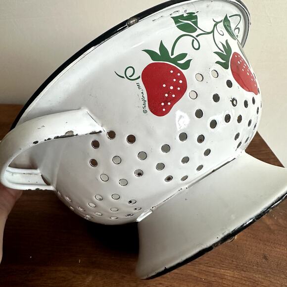 Vintage 1983 Teleflora Strawberry Enamel Colander - Picture 4 of 10